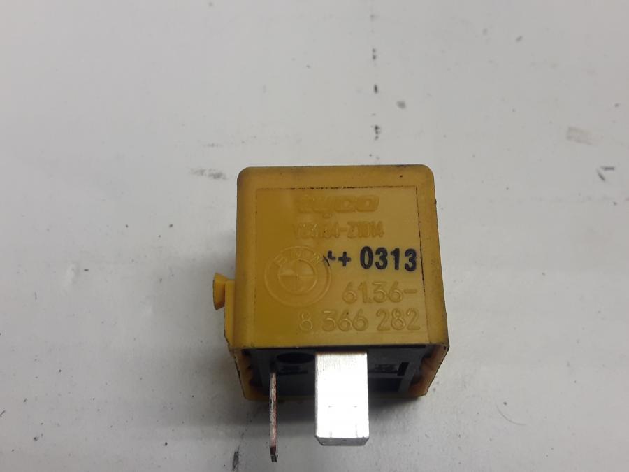 Framsidan på Relä från en BMW K 1200 LT -2006 motorcykel.