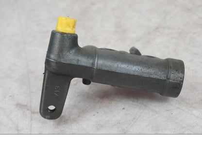 Vänster sida på Bromsventil från en Honda CBR 1100 XX -2000 motorcykel.