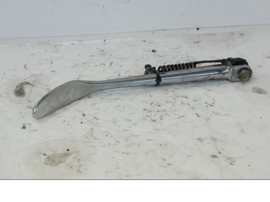 Framsidan på Sidostöd från en Kawasaki VN 1500 -1996 motorcykel.