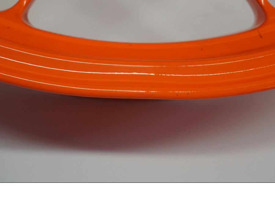 Snett nerifrån på Fälg från en KTM 890 Duke -2020 motorcykel.