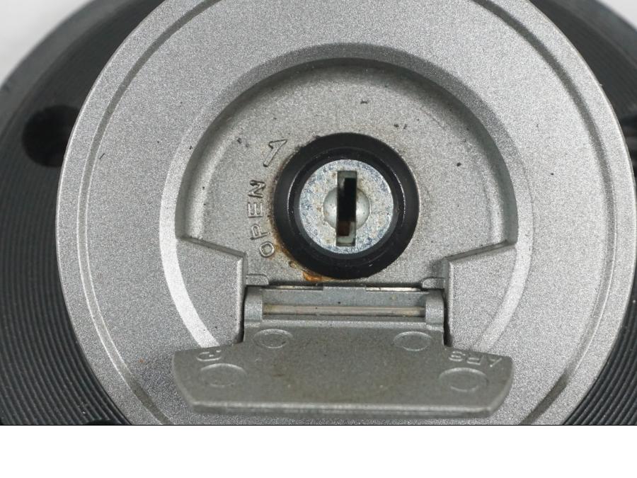 Snett uppifrån på <p>Låssats från Yamaha MT-07 ABS 2014. 1st nyckel, tändningslås, antenn, sadellås, cdi och tanklock.</p>

<p>Nyckeln är krokig, går ej att få i styrlåset samt att en mindre plastbit saknas från CDI se bilder.</p> motorcykel.