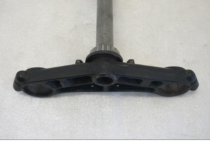 Snett nerifrån på Gaffelkrona från en Honda CBR 1100 XX -1998 motorcykel.