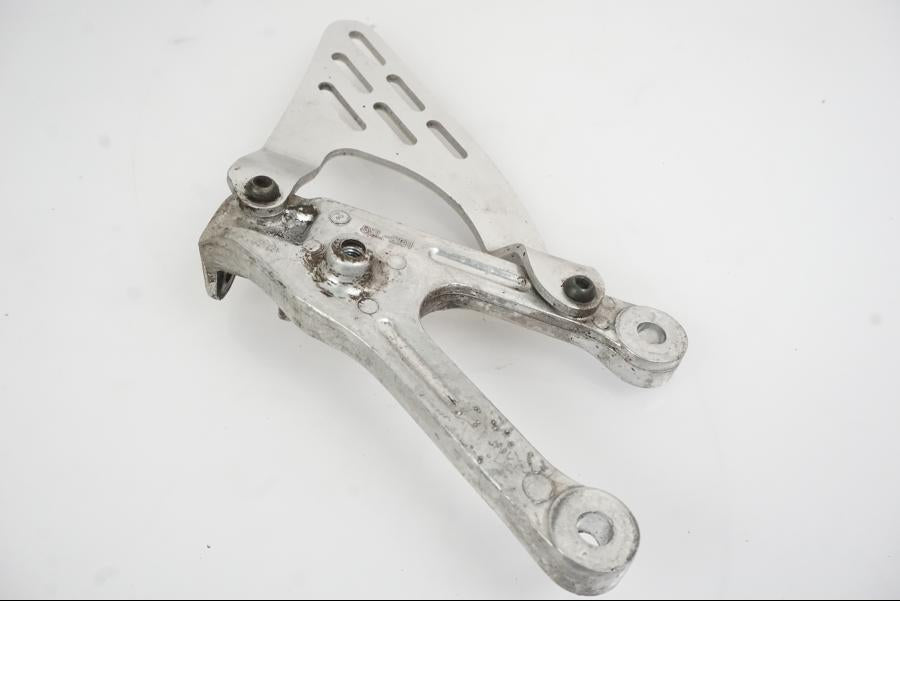 Baksidan på Fotpinnefäste från en Yamaha YZF R6 -2006 motorcykel.