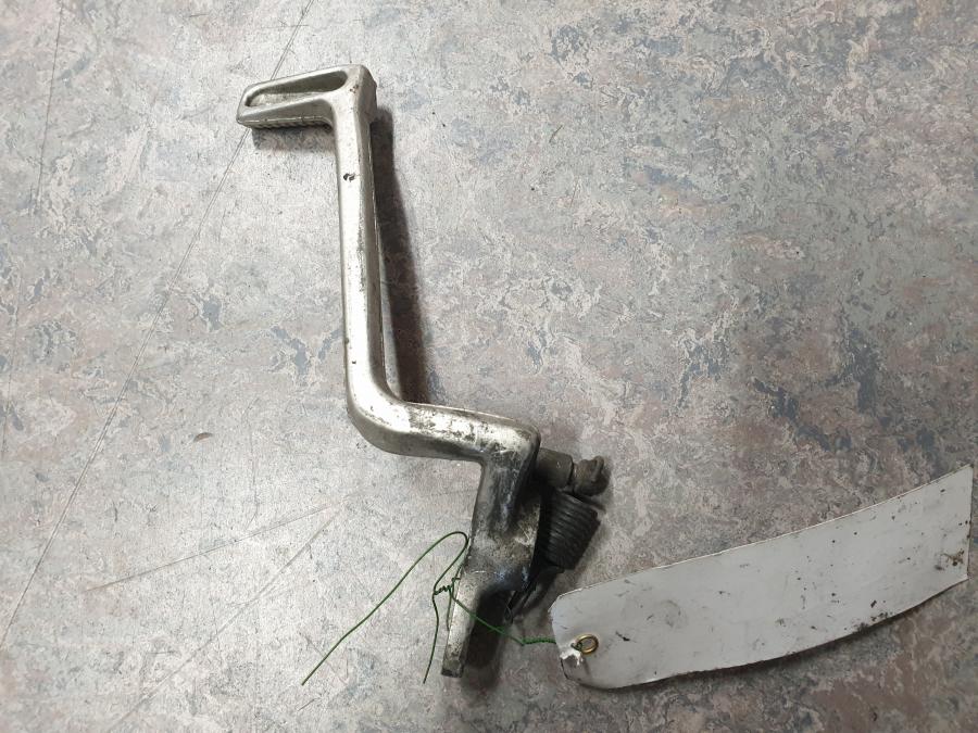 Baksidan på Bromspedal från en Suzuki GSX 1300 R -2008 motorcykel.