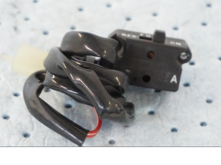 Vänster sida på Bensinreservkontakt från en Yamaha XV 535 -1995 motorcykel.