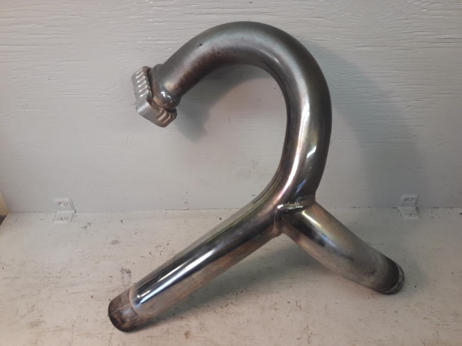 Framsidan på Grenrör från en BMW R 1150 R -2004 motorcykel.