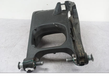 Snett nerifrån på Sving från en Ducati Multistrada V4 -2024 motorcykel.