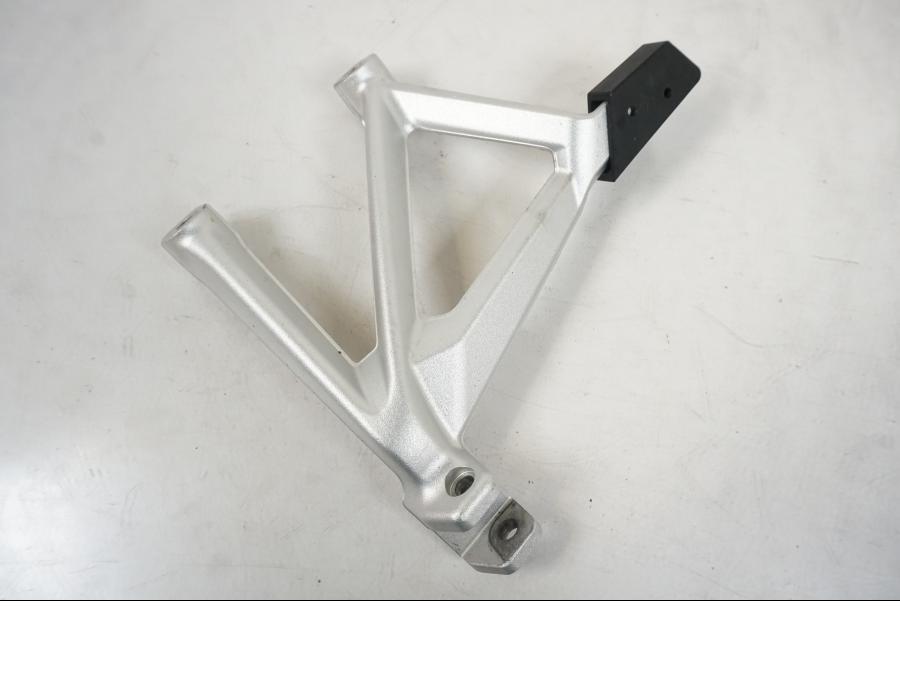 Framsidan på Fotpinnefäste från en BMW R 1250 GS -2021 motorcykel.