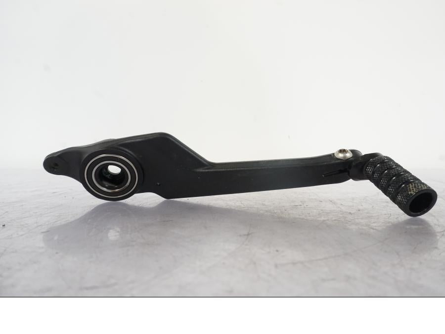 Höger sida på Bromspedal från en KTM 1290 Super Duke R -2023 motorcykel.