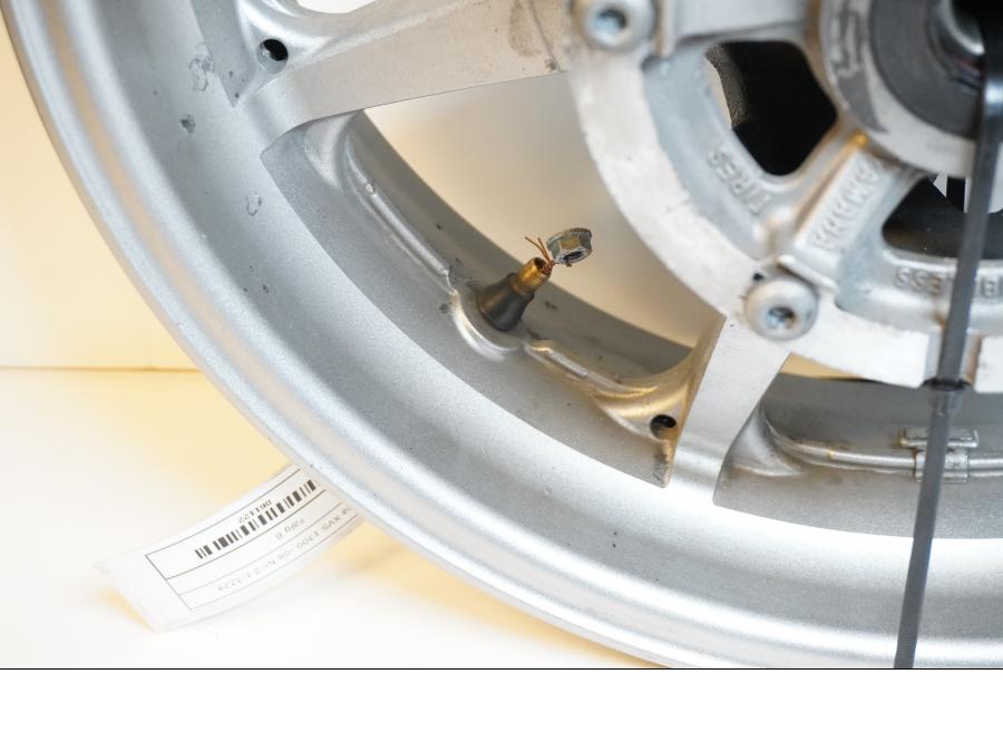 Snett nerifrån på Fälg från en Yamaha XVS 1300 -2008 motorcykel.