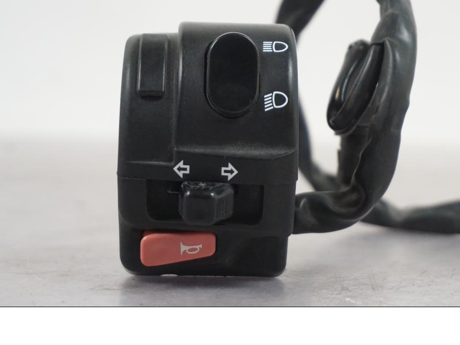 Snett uppifrån på Styrelreglage från en Triumph Tiger -2009 motorcykel.