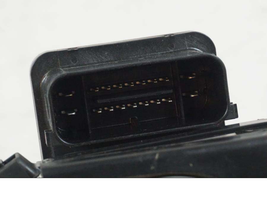 Snett uppifrån på ABS Modulator från en KTM 1290 Super Duke R -2022 motorcykel.