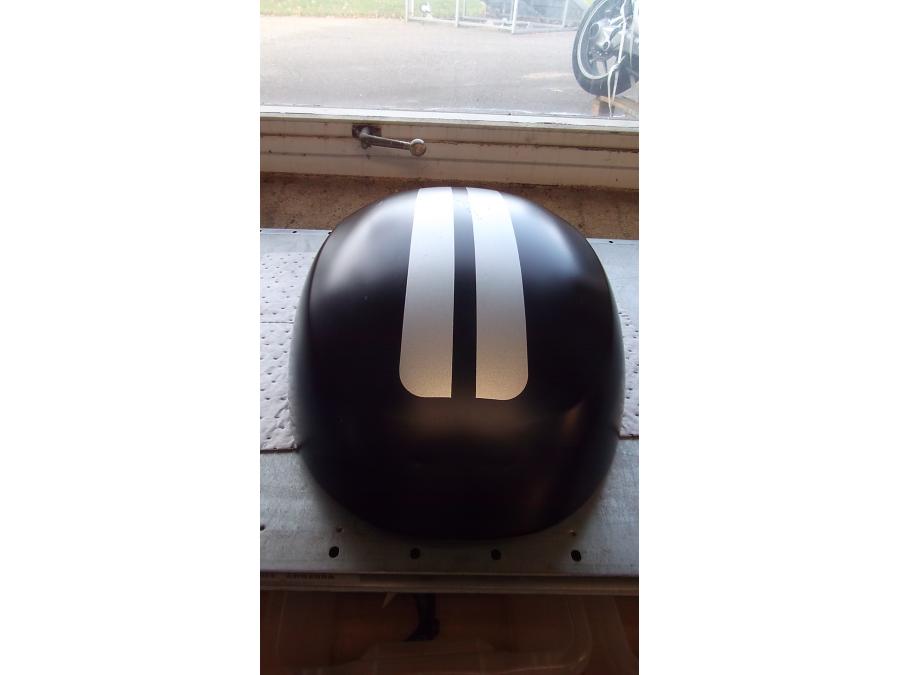 Höger sida på Bensintankskåpa från en H-D V-ROD Night Rod Special VRSCDX -2010 motorcykel.