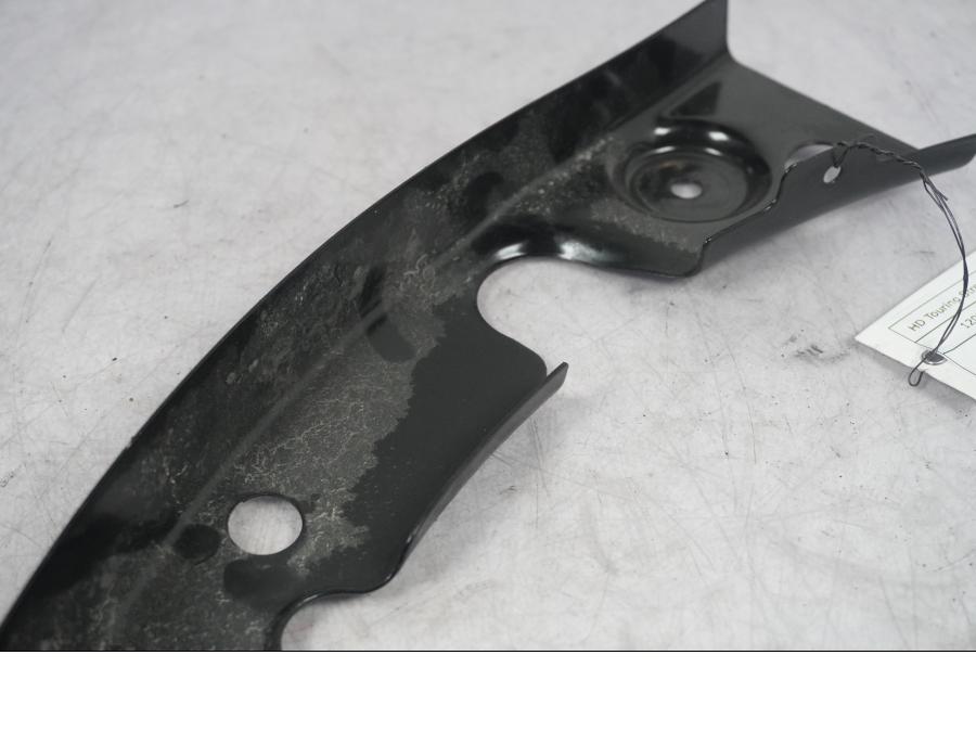 Snett nerifrån på Bakskärmstag från en H-D Touring Street Glide FLHX -2009 motorcykel.