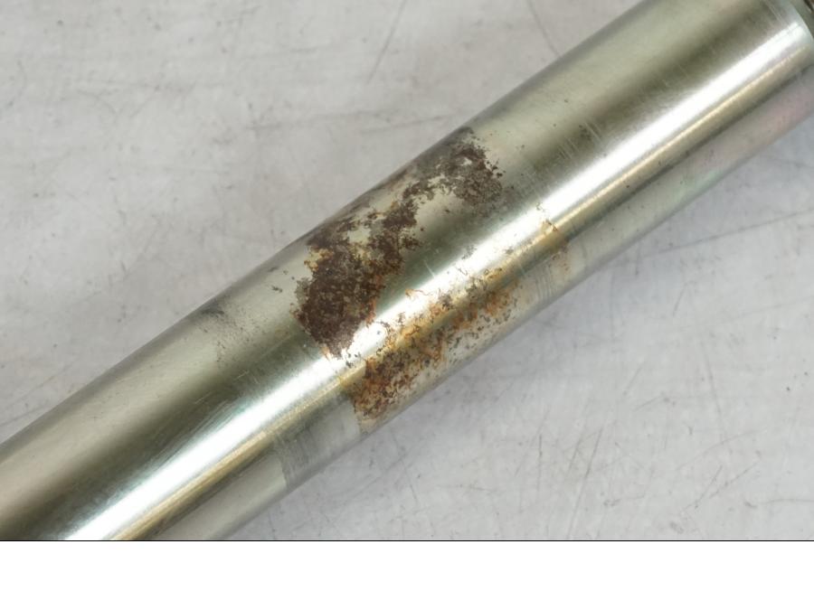 Snett uppifrån på Axel från en Triumph Daytona 955I -2000 motorcykel.