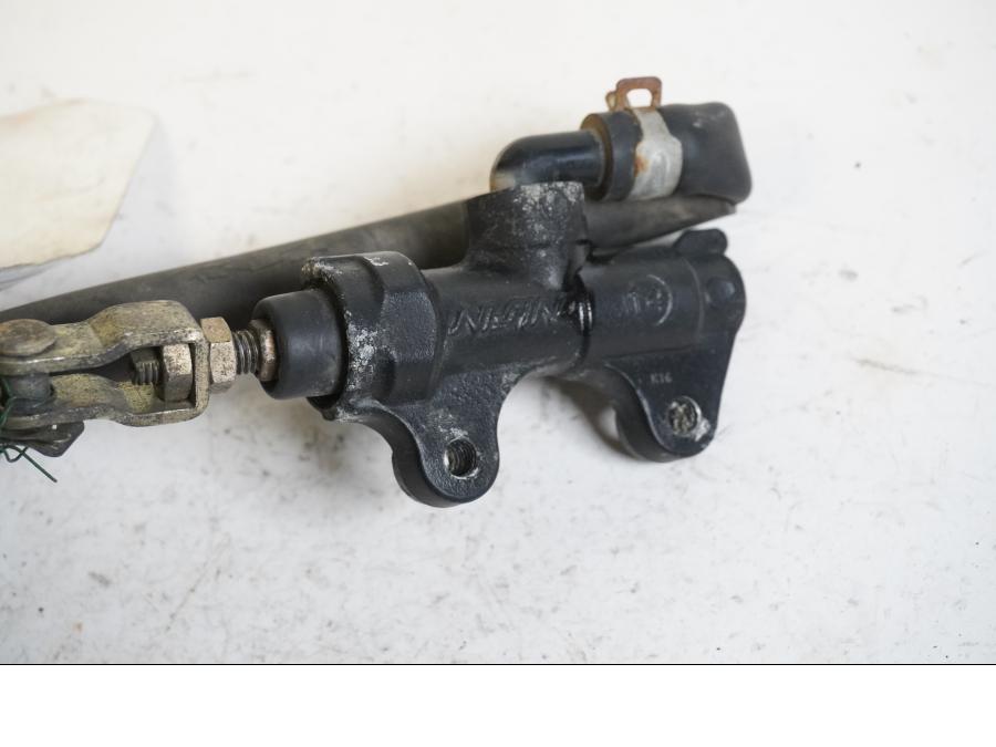 Höger sida på Bromshuvudcylinder från en Triumph Tiger -2004 motorcykel.