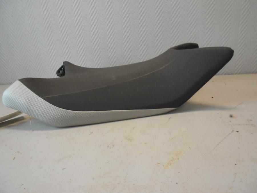 Baksidan på Sadel från en Honda NC 750 S -2017 motorcykel.