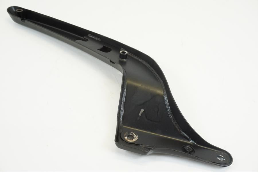 Höger sida på Bakskärmstag från en Suzuki VL 1500 -1999 motorcykel.