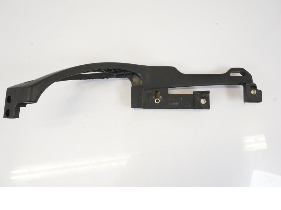 Snett uppifrån på Passagerarhandtag från en BMW R 1150 RS -2003 motorcykel.