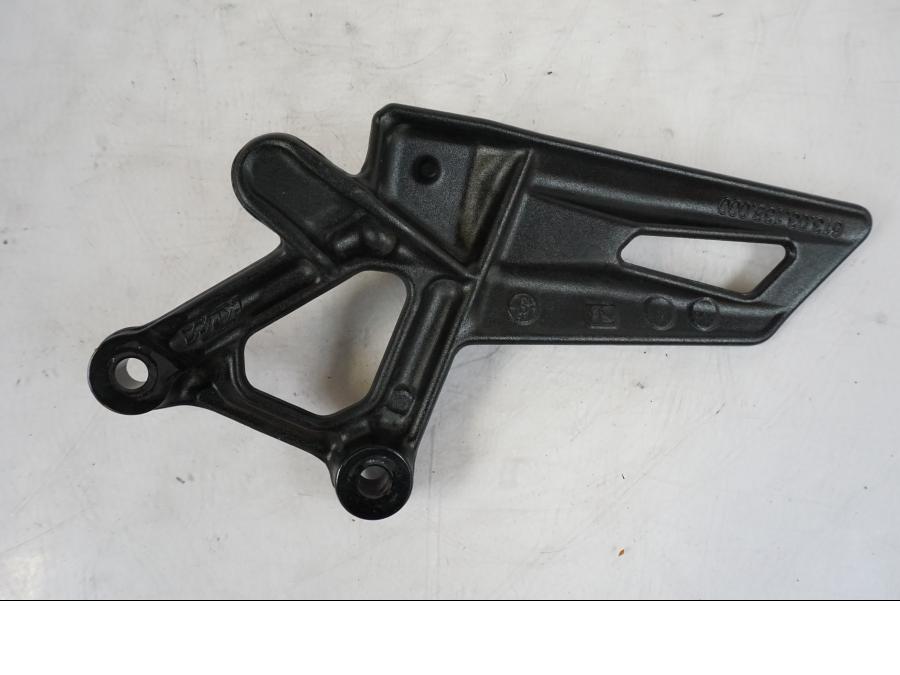 Snett nerifrån på Fotpinnefäste från en KTM 1290 Super Duke -2019 motorcykel.