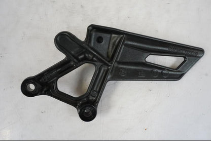 Snett nerifrån på Fotpinnefäste från en KTM 1290 Super Duke -2019 motorcykel.