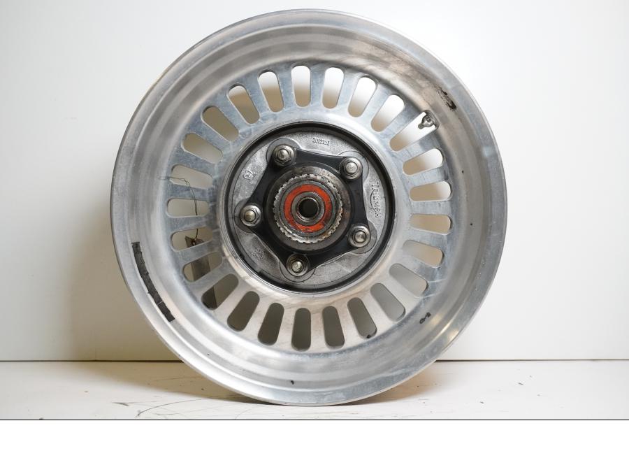 Framsidan på Fälg från en Triumph Rocket III -2011 motorcykel.