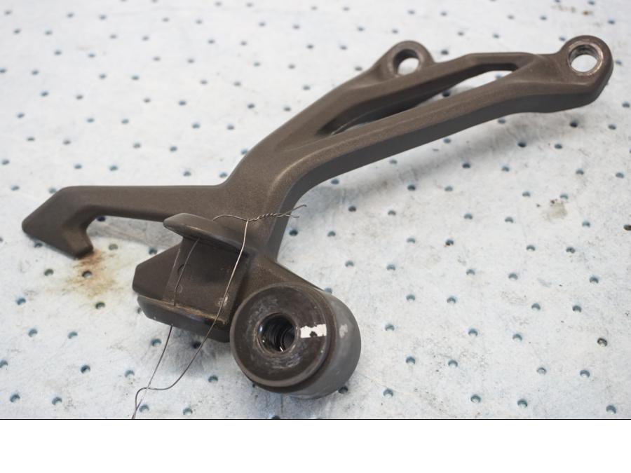 Framsidan på Fotpinnefäste från en Kawasaki Z 900 -2019 motorcykel.