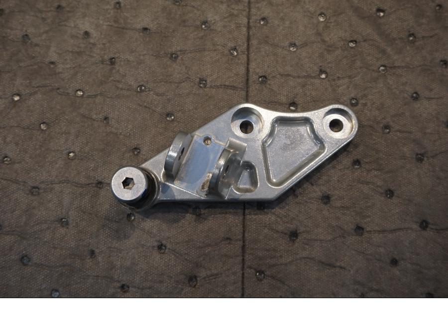 Framsidan på Fotpinnefäste från en Yamaha V-Max 1700 -2010 motorcykel.