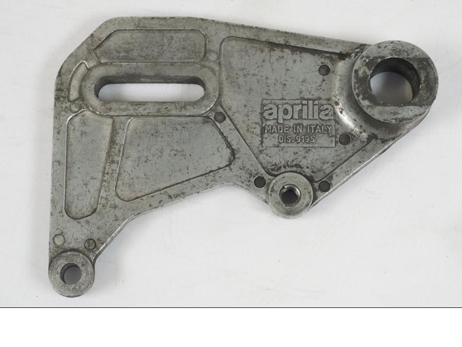 Framsidan på Bromsoksfäste från en Aprilia RS 125 -2000 motorcykel.