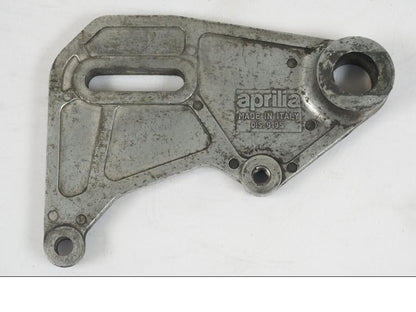 Framsidan på Bromsoksfäste från en Aprilia RS 125 -2000 motorcykel.