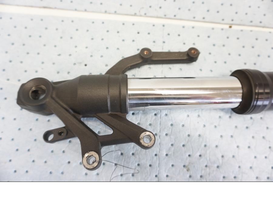 Höger sida på Gaffelben från en Kawasaki Z 900 -2019 motorcykel.