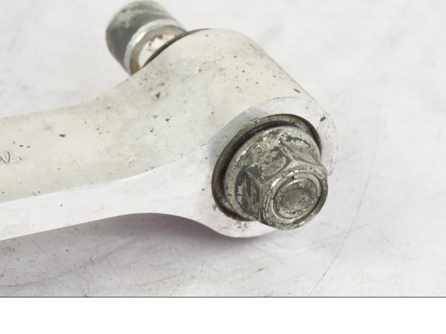 Snett nerifrån på Stötdämparlänkage från en Suzuki GSX-S 1000 -2017 motorcykel.