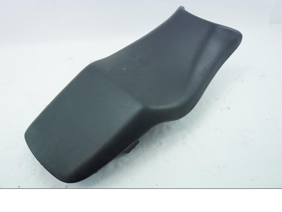 Vänster sida på Sadel från en Honda CBR 600 -1987 motorcykel.