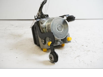 Framsidan på ABS Modulator från en Triumph Tiger 800 -2011 motorcykel.