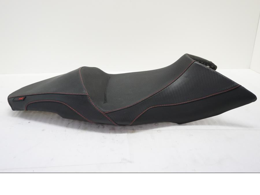 Framsidan på Sadel från en Aprilia SL 750 Shiver -2008 motorcykel.