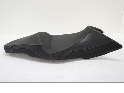 Framsidan på Sadel från en Aprilia SL 750 Shiver -2008 motorcykel.