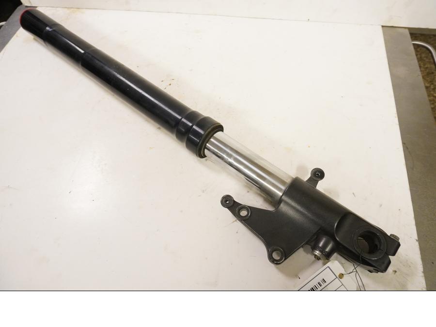 Framsidan på Gaffelben från en Aprilia RSV 1000 -2002 motorcykel.