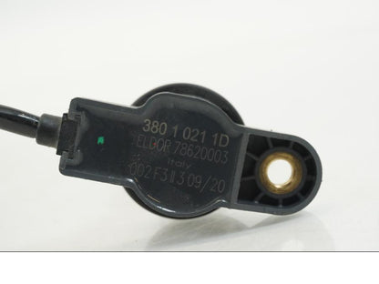 Snett nerifrån på Tändspole från en Ducati Streetfighter V4 -2020 motorcykel.