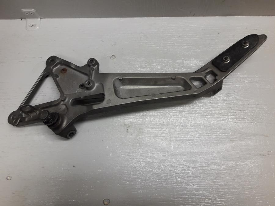 Baksidan på Fotpinnefäste från en Honda CB 600 Hornet -2001 motorcykel.