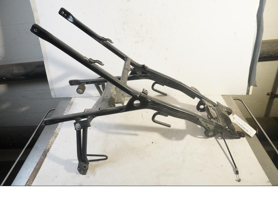 Höger sida på Bakram från en Husqvarna TR 650 Strada -2012 motorcykel.