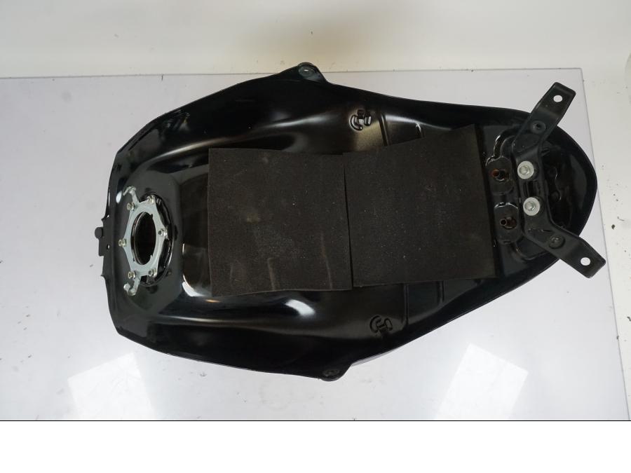 Extrabild3 på Bensintank från en Honda VFR 1200 -2010 motorcykel.