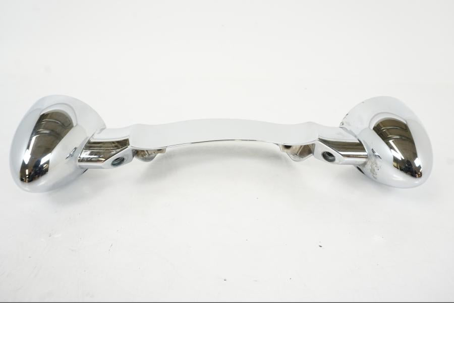 Vänster sida på Blinkersfästekromkåpa från en H-D FLHC -2018 motorcykel.