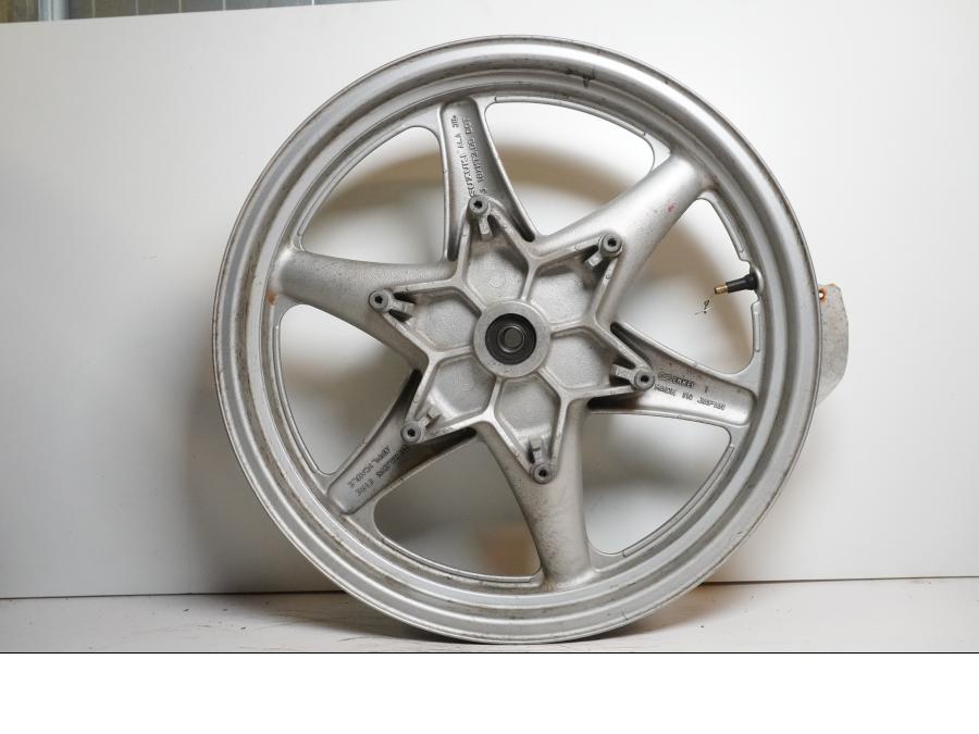 Framsidan på Fälg från en Suzuki GSX 1100 -1992 motorcykel.