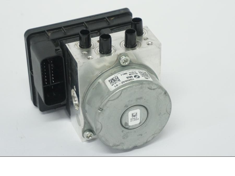 Framsidan på ABS Modulator från en BMW R 1250 GS -2022 motorcykel.