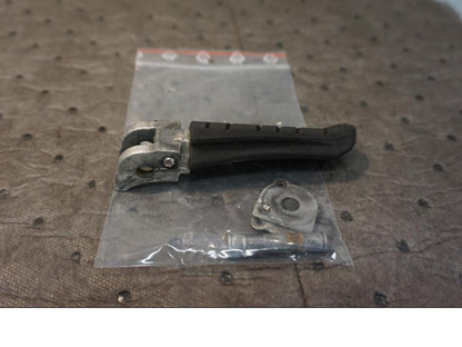 Framsidan på Fotpinne från en KTM 690 SMC -2009 motorcykel.