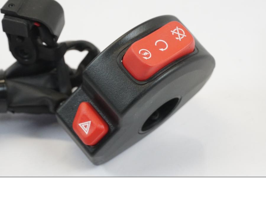 Vänster sida på Styrelreglage från en Triumph Trident -2021 motorcykel.