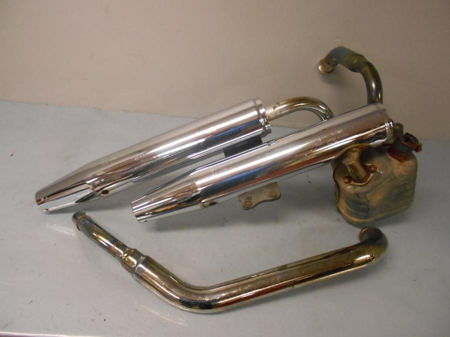 Framsidan på Avgassystem från en Kawasaki VN 1500 -2002 motorcykel.