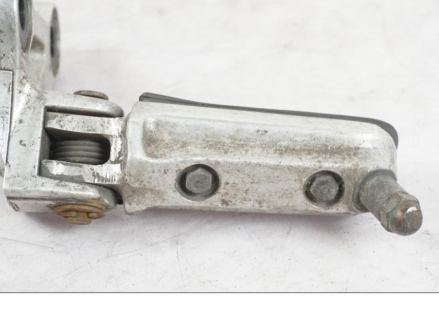 Vänster sida på Fotpinne från en Honda CBR 1000 F -1989 motorcykel.