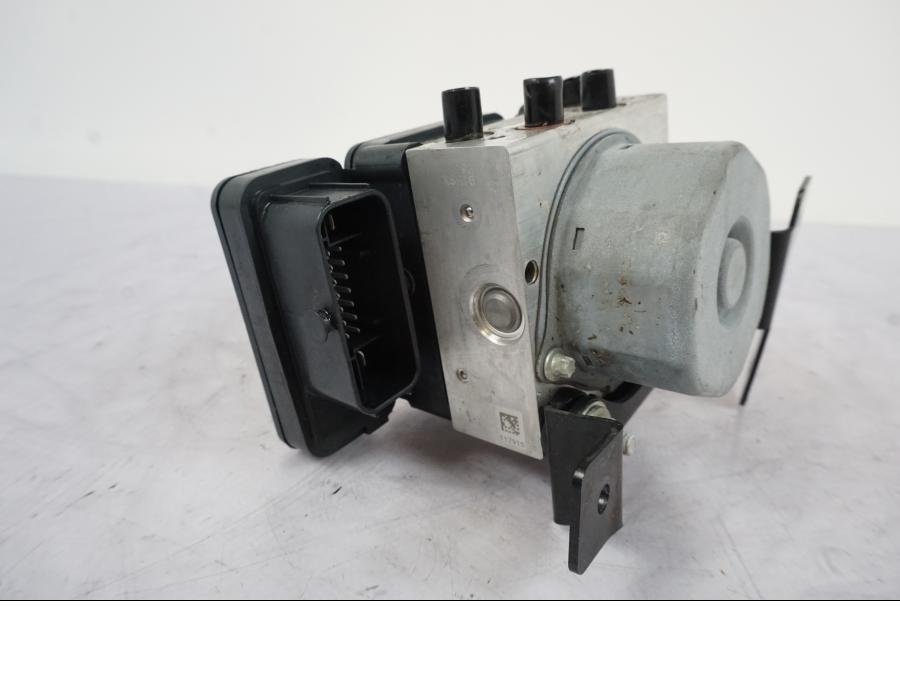 Snett uppifrån på ABS Modulator från en KTM 1290 Super Duke -2019 motorcykel.