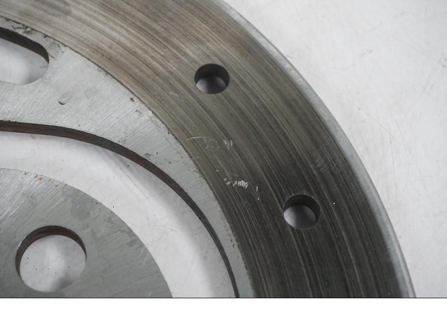 Snett nerifrån på Bromsskiva från en H-D Softail FXCW Rocker -2008 motorcykel.